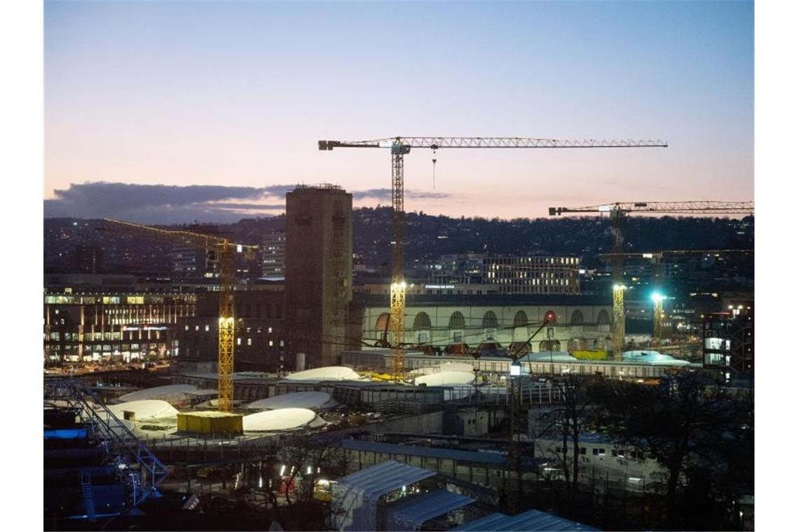 Baukräne stehen auf der Baustelle des Bahnprojekts am Stuttgarter Hauptbahnhof. Foto: Marijan Murat/dpa/Archivbild