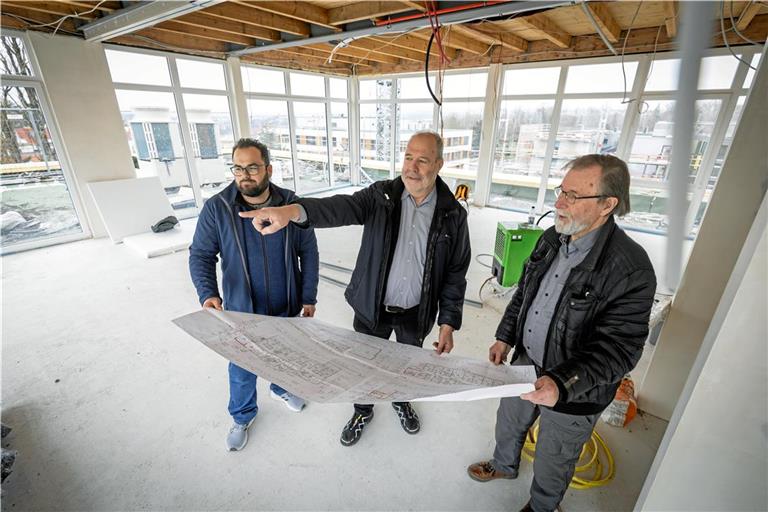 Bauleiter Philipp Eger, Manfred Orlowski und Heinz Franke (von links) treffen sich auf der Baustelle im vierten Stock des stationären Hospizes. Dort soll ab April ein Tageshospizangebot für Kinder, Jugendliche und junge Erwachsene angeboten werden. Foto: Alexander Becher