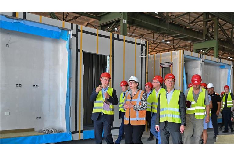 Bauministerin Geywitz (orange Weste) beim Besuch der Fabrik im brandenburgischen Fürstenberg/Havel.