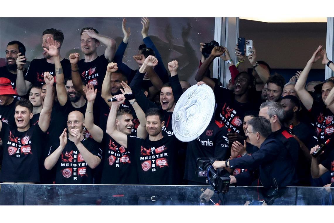 Bayer 04 Leverkusen hat die Dauer-Dominanz des FC Bayern München in der Fußball-Bundesliga mit dem ersten Meistertitel der Clubgeschichte gebrochen.