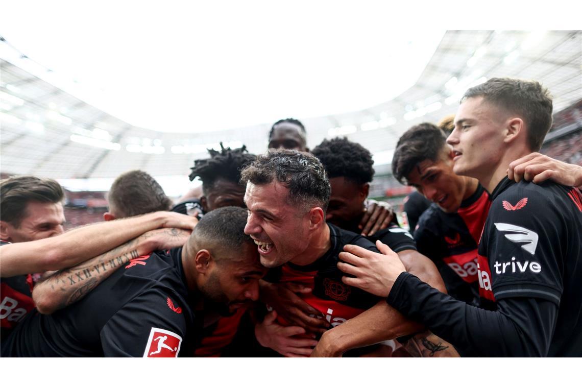 Bayer Leverkusen ist zum ersten Mal deutscher Fußball-Meister.