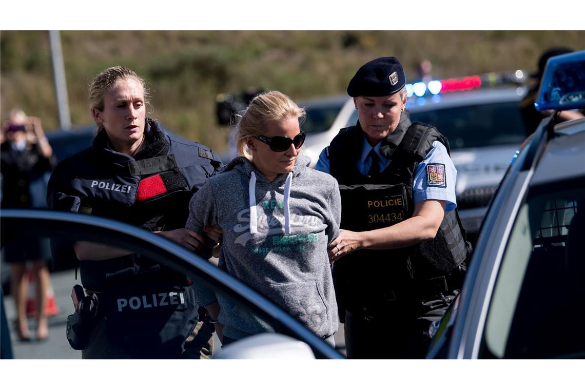 Bayerische und tschechische Polizisten nehmen in Furth in Wald (Bayern) an einer gemeinsame Einsatzübung teil.