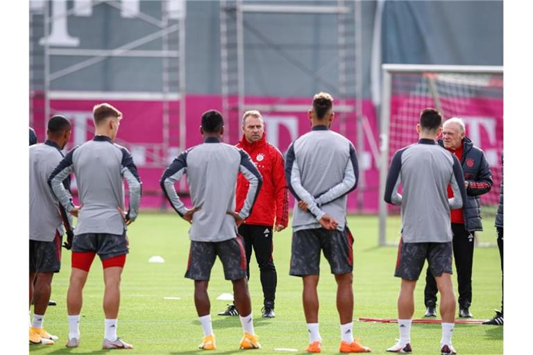 Bayern-Trainer Hansi Flick (M) muss vorerst auf Serge Gnabry verzichten. Foto: Marco Donato/FC Bayern München/dpa