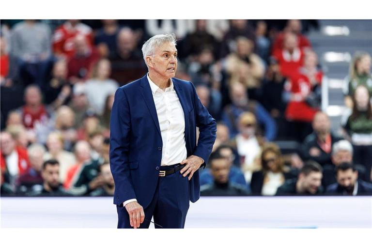 Bayerns Basketballer mit Coach Gordon Herbert gewinnen im BBL-Pokal in Bonn.