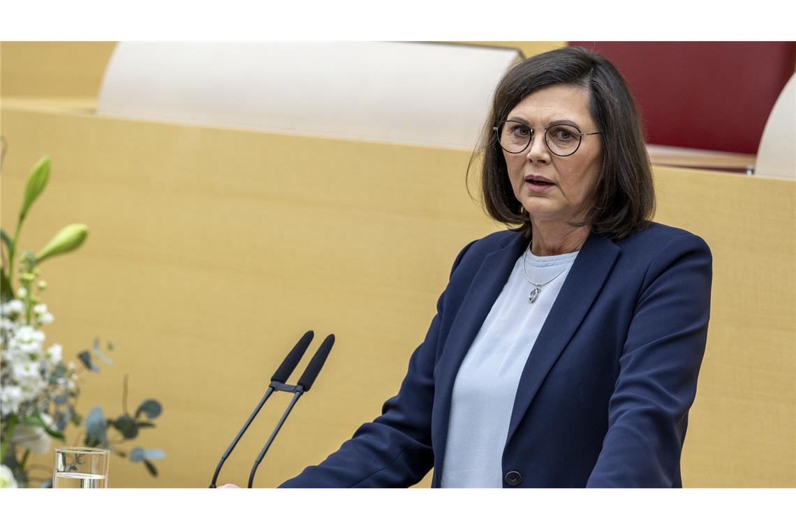 Bayerns Landtagspräsidentin Ilse Aigner will Gehälter für verfassungsfeindliche Mitarbeiter prüfen.