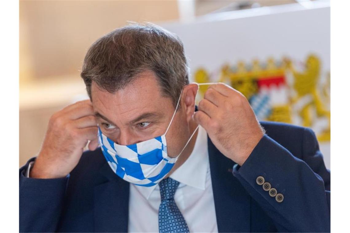 Bayern führt befristete Maskenpflicht im Schulunterricht ein Bayerns Ministerpräsident Markus Söder während des Bildungsgipfels in München. Foto: Peter Kneffel/dpa Pool/dpa