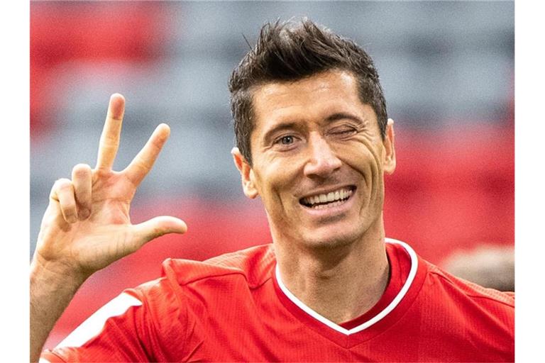 Bayerns Stürmer Robert Lewandowski jubelt über seinen Treffer zum 3:0. Foto: Matthias Balk/dpa