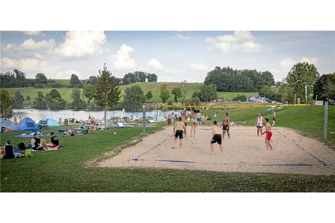 Beachvolleyball spielenr am Aichstrutsee.