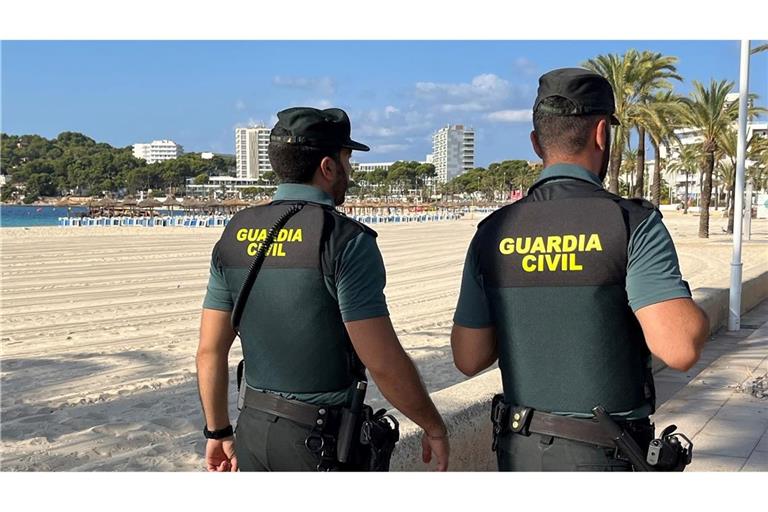 Beamte der spanischen Guardia Civil an einem Strand auf Mallorca (Archivfoto)