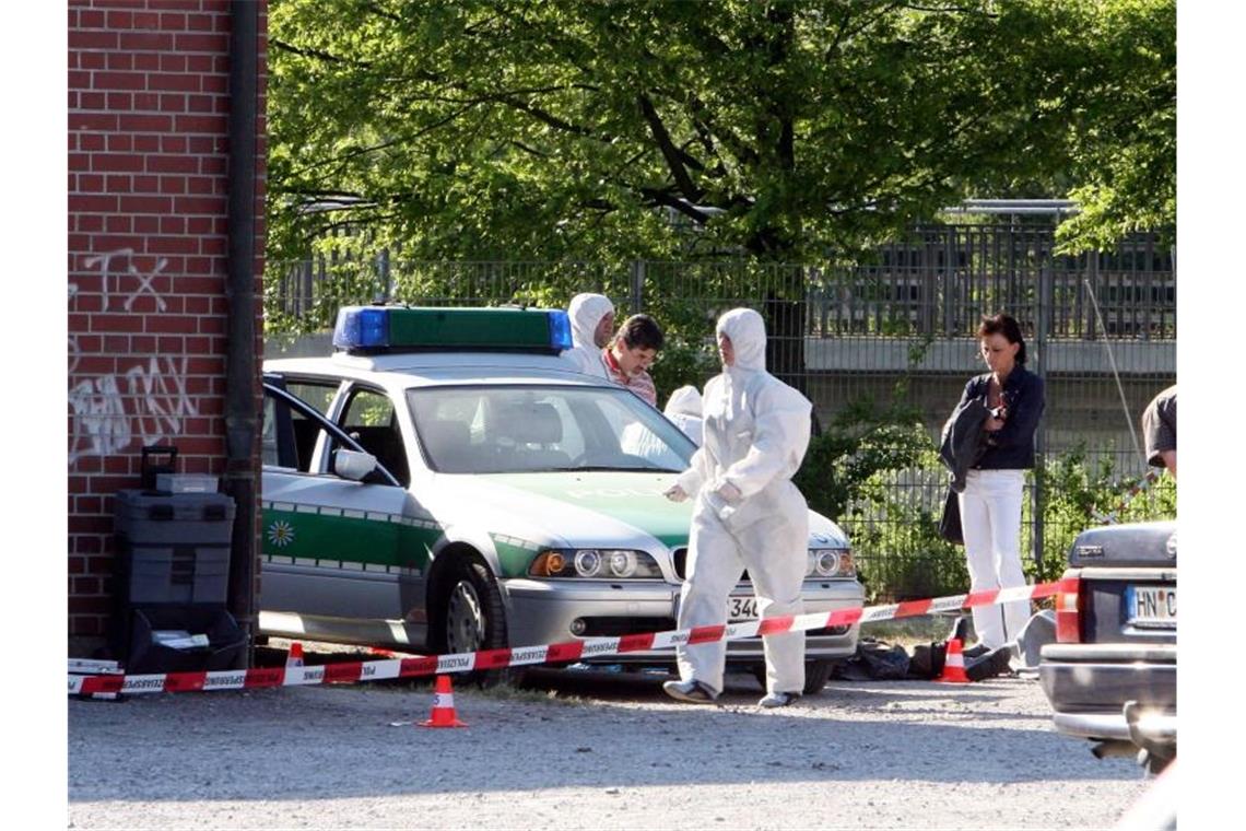 Thüringer NSU-Ausschuss: Kiesewetter war kein Zufallsopfer Beamte der Spurensicherung arbeiten am Tatort, an dem zuvor die Polizeibeamtin Michèle Kiesewetter getötet wurde. Foto: Bernd Weissbrod/Archiv