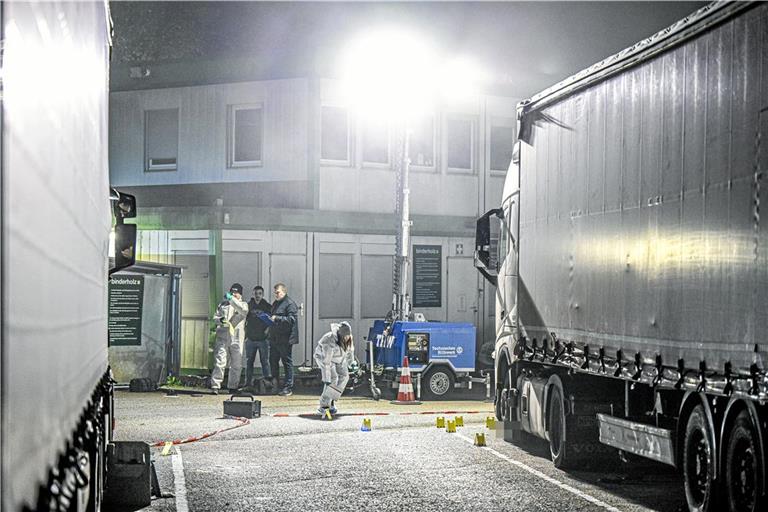 Beamte der Spurensicherung sind mit Tatortarbeiten beschäftigt. Foto: Marius Bulling