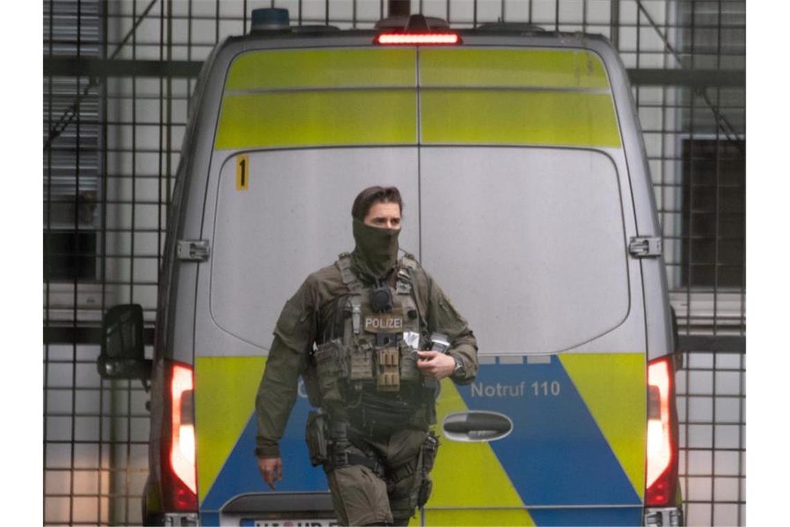 Prozesstermin gegen Franco A. verschoben Beamte des Spezialeinsatzkommandos (SEK) sichern die Vorführung des terrorverdächtigen Franco A. beim Haftrichter am Landgericht. Foto: Boris Roessler/dpa