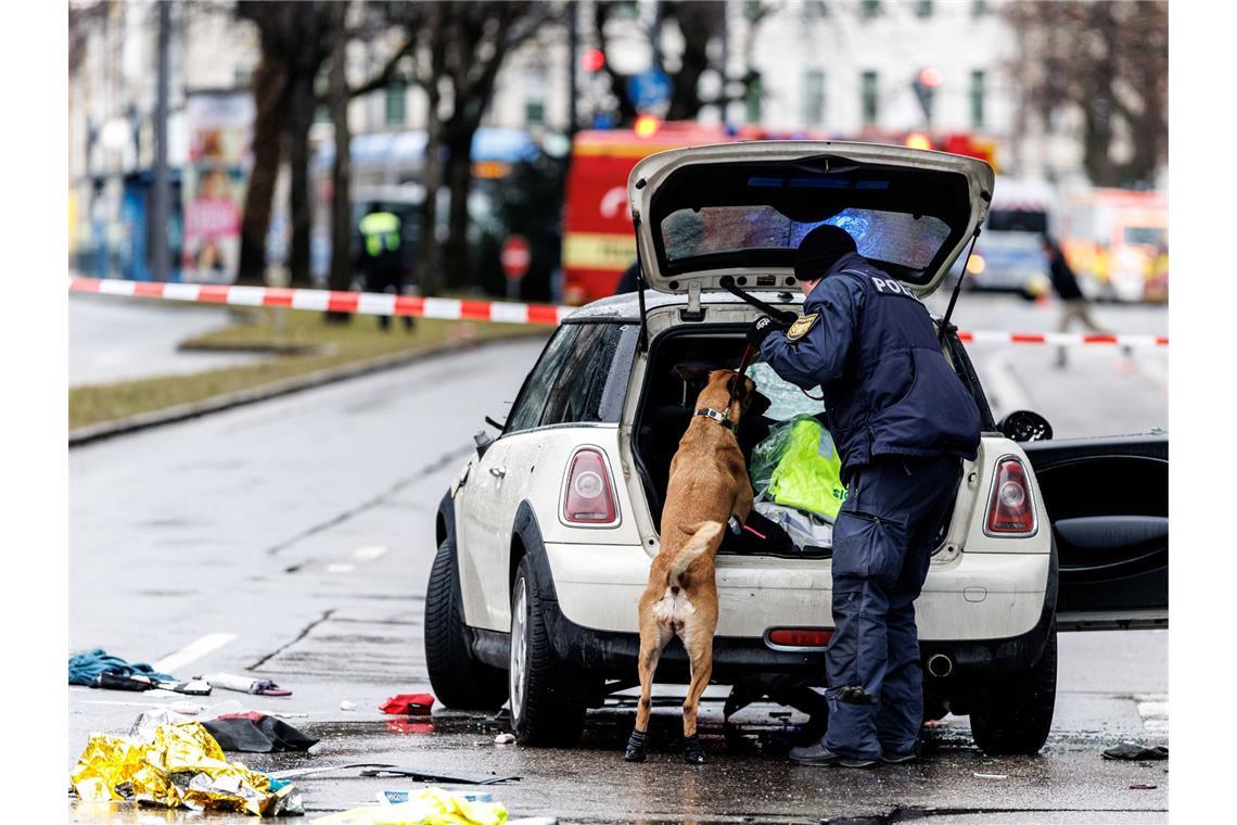 Beamte durchsuchten das Auto des mutmaßlichen Täters.