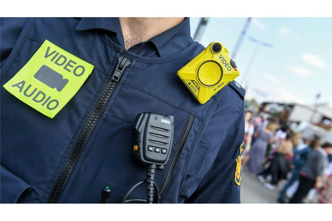 Beamte sind mit Bodycams unterwegs. (Archivbild)