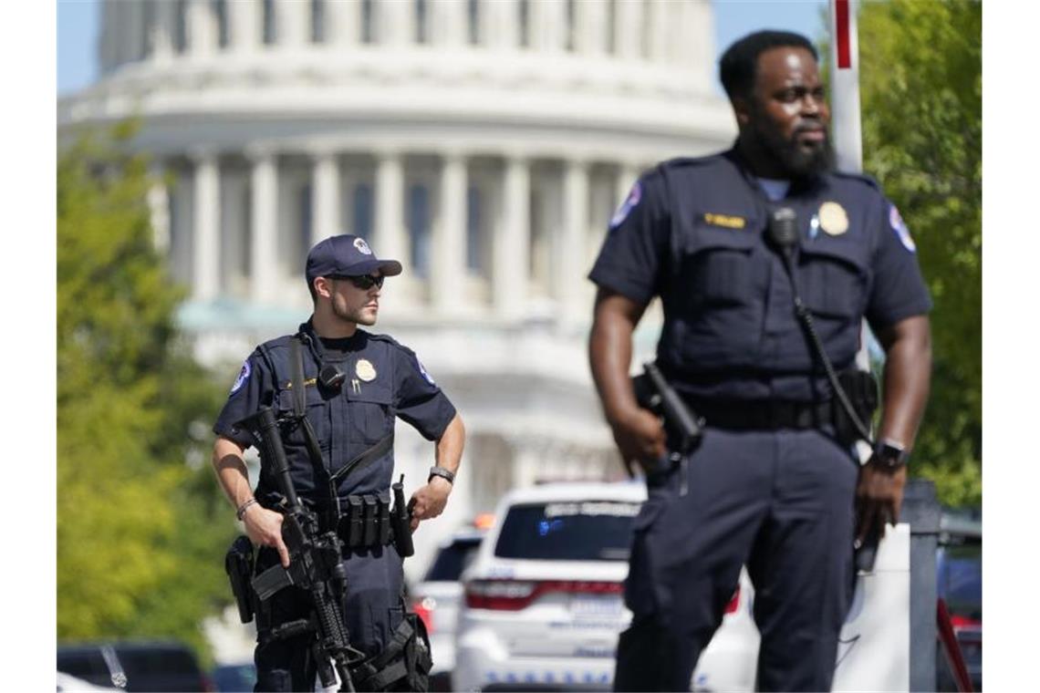 US-Kapitol: Mann ergibt sich nach Bombendrohung der Polizei Beamten der Polizei des US-Kapitols stehen in der Nähe des US-Kapitols und der Kongressbibliothek. Die Polizei des US-Kapitols untersucht ein verdächtiges Fahrzeug auf eine mögliche Bombe. Foto: Patrick Semansky/AP/dpa