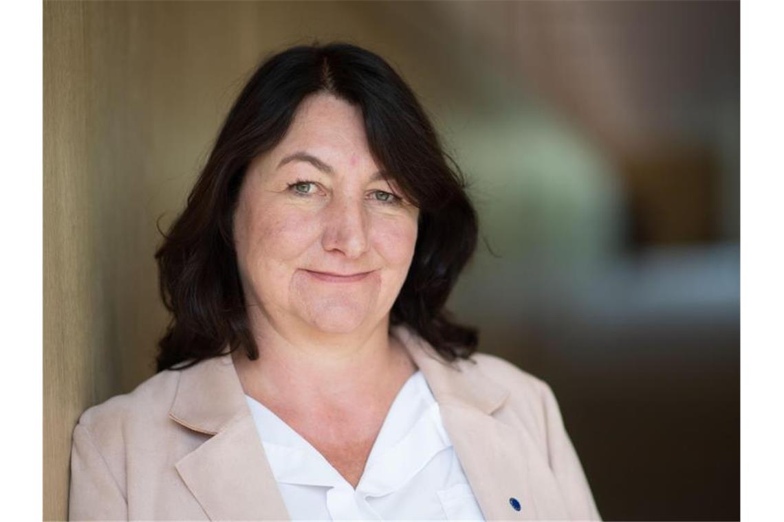 Nur ein Grünen-Kandidat bei OB-Wahl: Böhlen verzichtet Beate Böhlen (Bündnis 90/Die Grünen) steht im Foyer des Landtags von Baden-Württemberg. Foto: Marijan Murat/dpa/Archiv