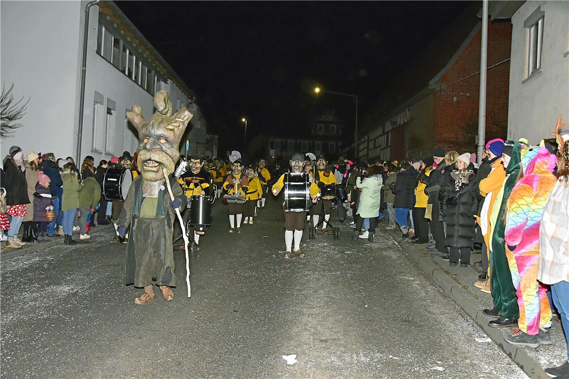 Beeindruckende Kostüme der Teilnehmenden und der Zuschauenden in Auenwald. Tolle...