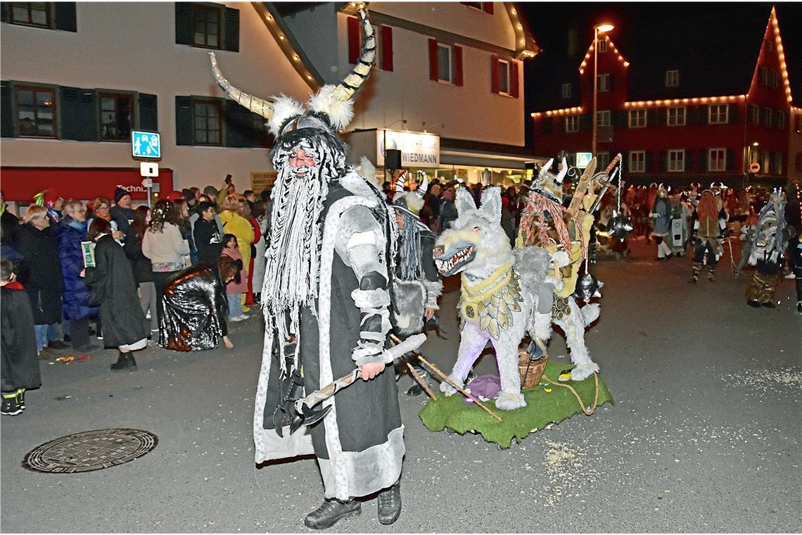 Beeindruckende und aufwendige Köstume tragen die Wikinger der Narrengruppe Wilde...