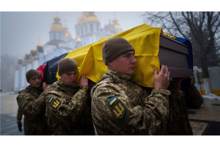 Beerdigungen von Soldaten sind in der Ukraine an der Tagesordnung. (Archivbild)