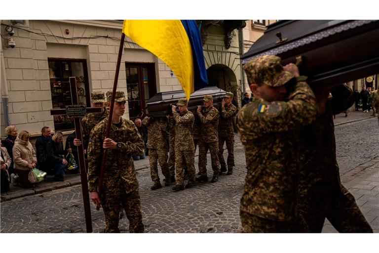 Beerdigungen von toten Soldaten sind in der Ukraine an der Tagesordnung. (Archivbild)