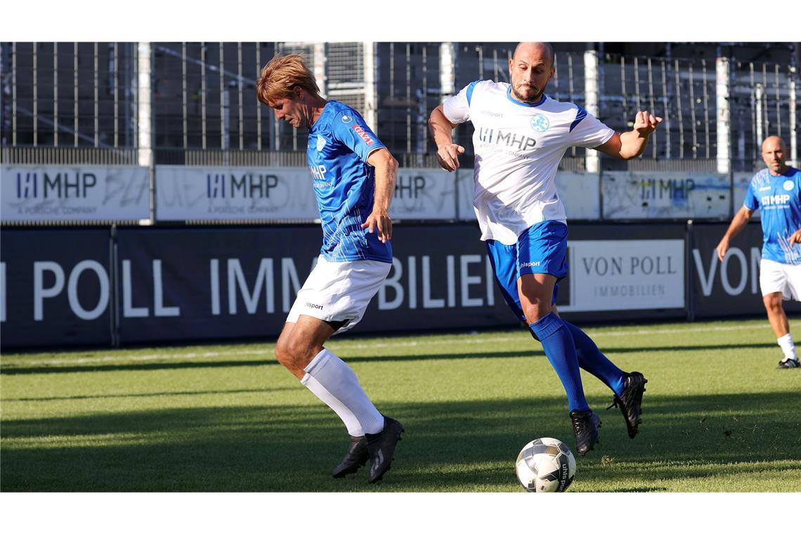 Beflügelt vom 5:1 gegen Steinbach: Sportdirektor Marc Stein (li., gegen Ex-Jugendspieler Manuel Garcia)