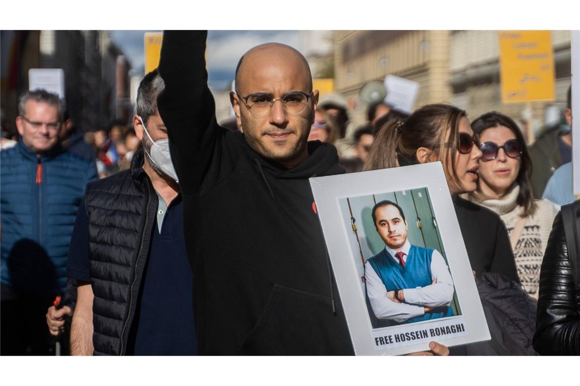 „Befreit Hossein Ronaghi“-Schild bei einer Solidaritätskundgebung 2022 in München. Nun hat sich der iranische Oppositionelle den Mund zugenäht.