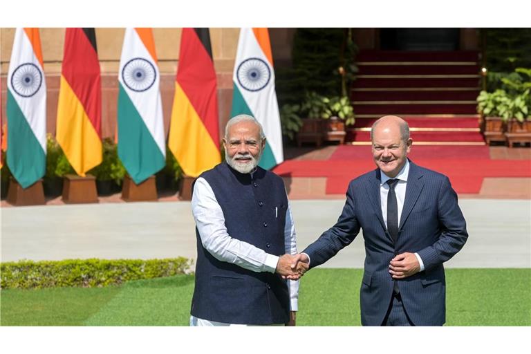 Begrüßung in Indien: Bundeskanzler Olaf Scholz beim Handshake mit dem indischen Premierminister Narendra Modi in Neu-Delhi.