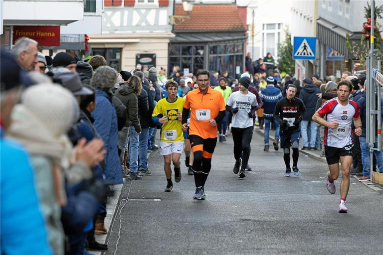 Bei 1721 Finishern wird es für die Läuferinnen und Läufer nicht nur im Totengässle eng. Foto: Alexander Becher