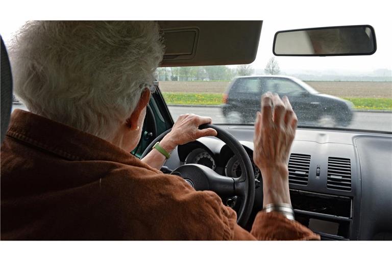 Bei älteren Autofahrern gibt es oft andere Unfallursachen als bei jüngeren. (Symbolbild)