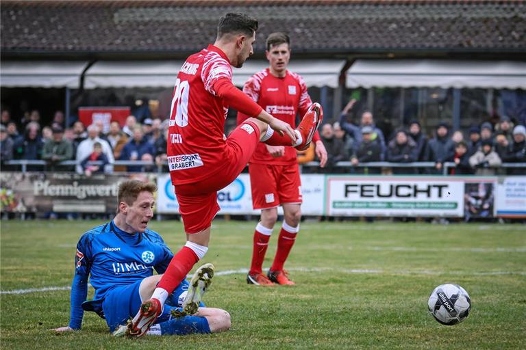 Bei Backnangs 0:4-Heimpleite im Oberliga-Duell im März staubt Loris Maier vor Patrick Tichy zum 1:0 für die Kickers ab. Foto: Alexander Becher