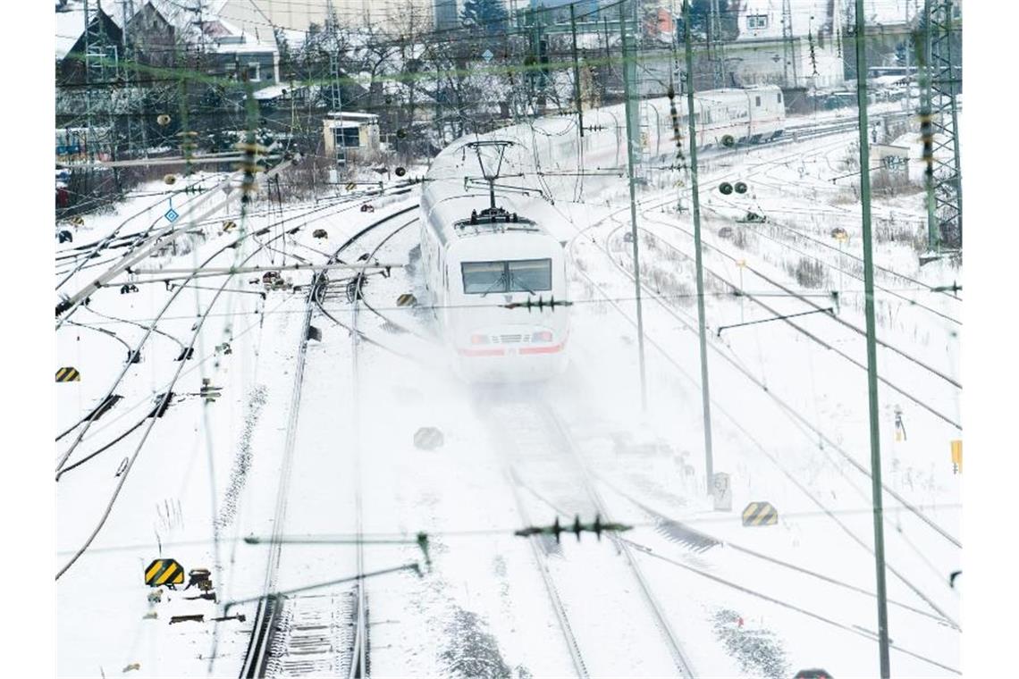 Zunehmend Freizeitunfälle im „Coldspot“ Deutschland „Bei bis zu minus 20 Grad Celsius arbeiten Tausende Mitarbeitende rund um die Uhr daran, den Bahnverkehr wieder zum Laufen zu bekommen“, erklärte die Deutsche Bahn. Foto: Nicolas Armer/dpa