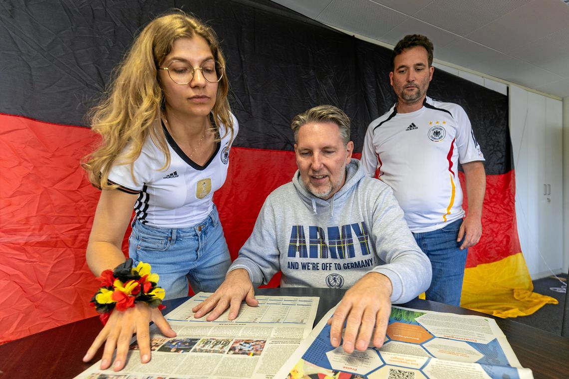 Bei Carolin Aichholz, Lars Laucke und Steffen Grün (von links) hat das Studium von Fachlektüre bislang nur zu mäßigem Erfolg beim BKZ-Tippspiel geführt. Foto: Alexander Becher