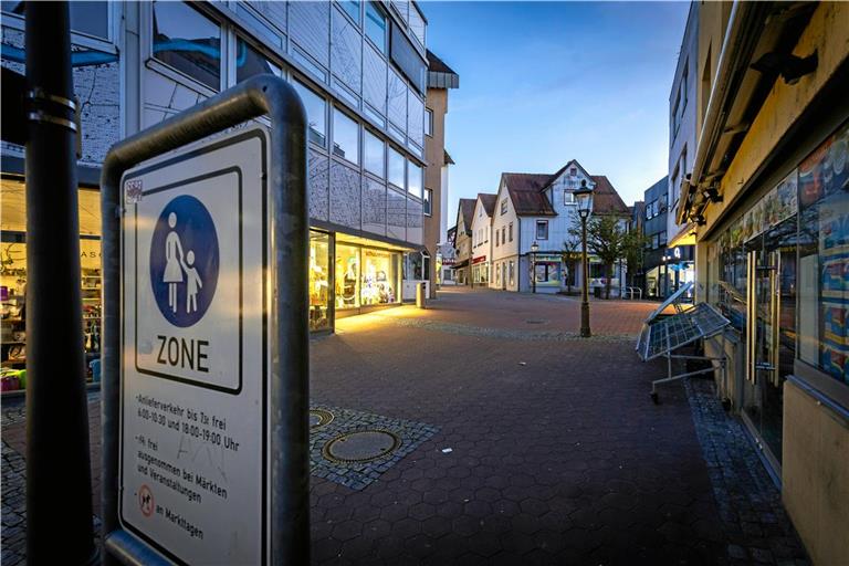 Bei Dämmerung noch begehbar, meiden viele Passanten nachts die Innenstadt mit unbelebten Straßen wie der Uhlandstraße. Foto: Alexander Becher