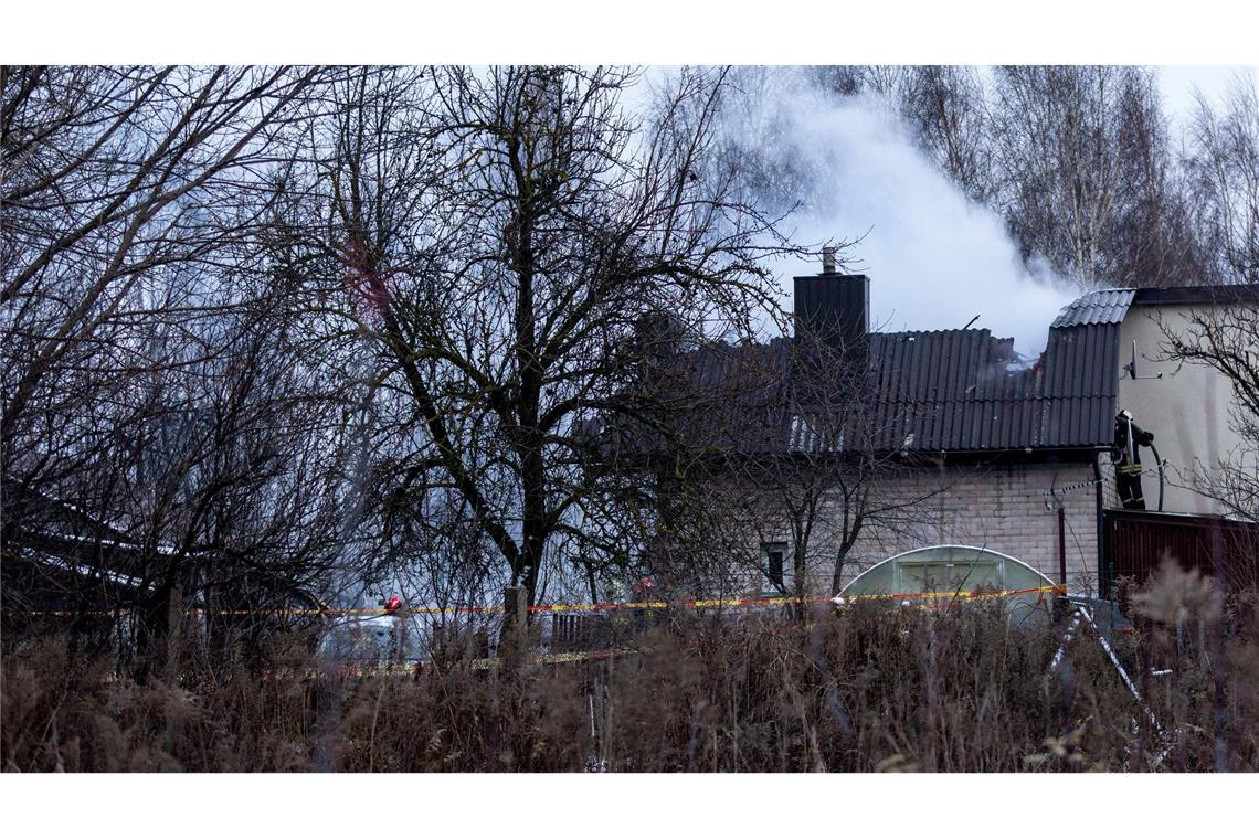 Bei dem Absturz des Flugzeugs trafen Trümmerteile auch ein Wohnhaus.