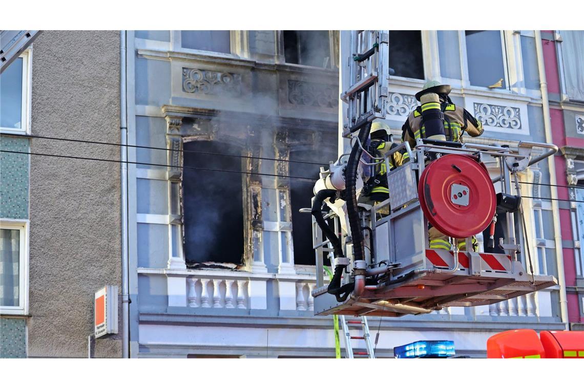 Bei dem Brand starb eine Familie, die im Dachgeschoss des Hauses wohnte. (Archivbild)