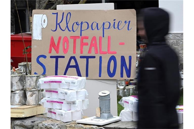 Bei dem christlichen Zentrum Mühle Weingarten ist eine Klopapier Notfall-Station aufgebaut. Foto: Uli Deck/dpa