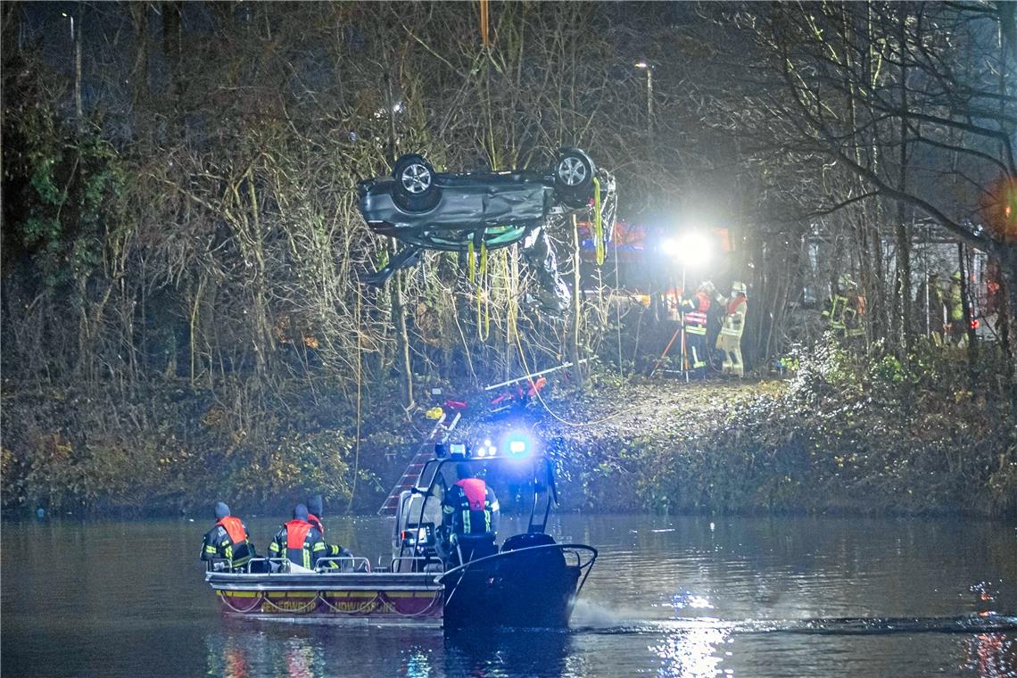 Tödlicher Verkehrsunfall auf der L1100 Bei dem Einsatz in der Nacht von Samstag auf Sonntag waren die Feuerwehren Remseck, Stuttgart, Ludwigsburg und Walheim waren mit insgesamt 75 Einsatzkräften, 19 Fahrzeugen und zwei Booten im Einsatz. Foto: 7aktuell.de/Simon Adomat