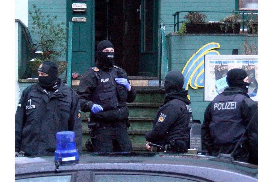 Großrazzia in Bremen und Niedersachsen - Sechs Festnahmen Bei dem Einsatz waren auch Spezialeinheiten aus anderen Bundesländern, die Bundespolizei und der Zoll dabei. Foto: Christian Butt/Nord-West-Media TV/dpa