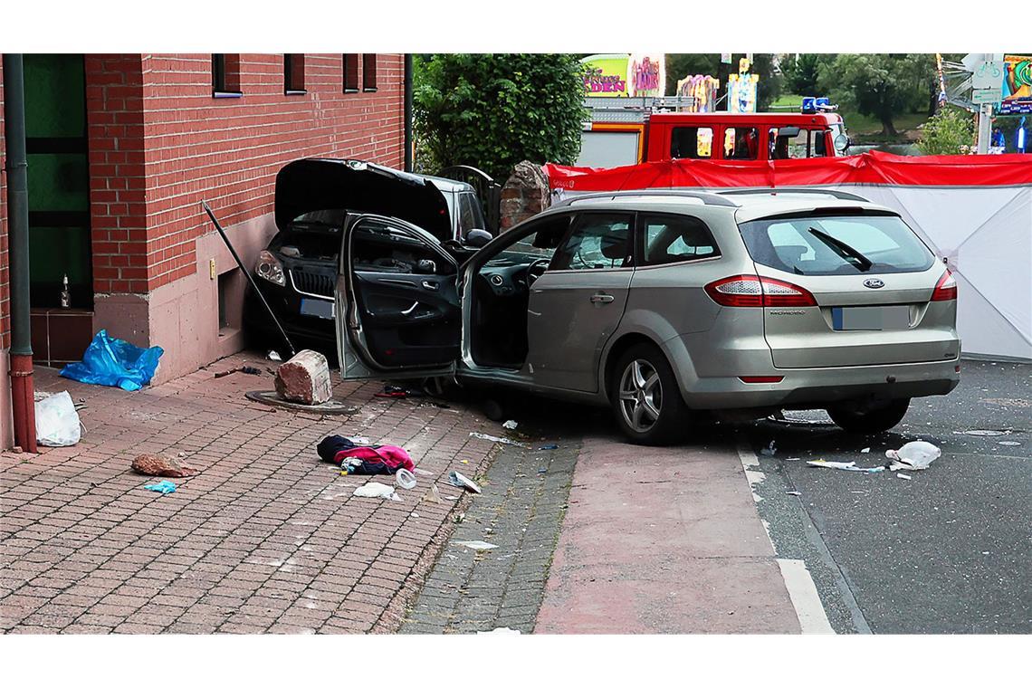 Bei dem mutmaßlichen Unfall wurden der Fahrer und fünf weitere Personen verletzt.