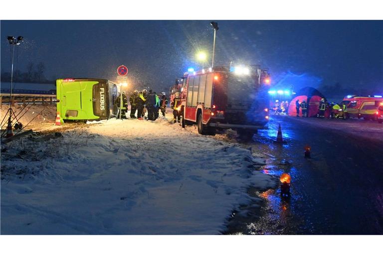 Bei dem Unfall sind ersten Erkenntnissen nach zwei Menschen ums Leben gekommen.