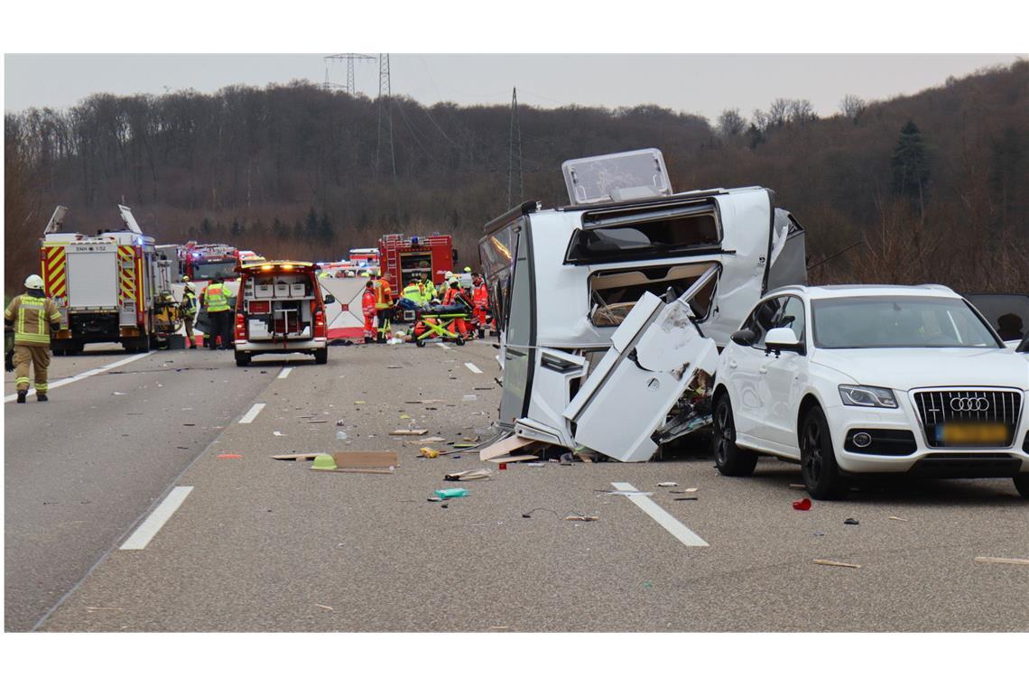 Bei dem Unfall wurden mehrere Menschen schwer verletzt.