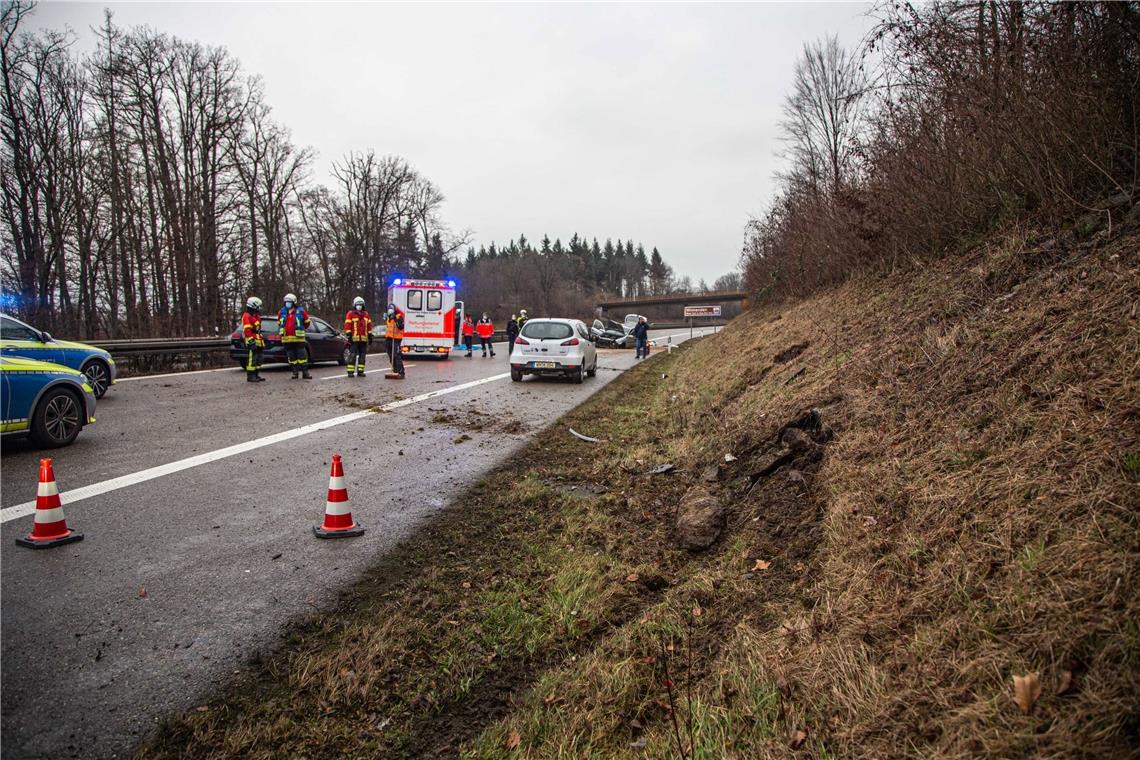Gedenkstelle nach tödlichem Unfall auf der B14 beschädigt Bei dem Unfall zwischen Schwaikheim und Winnenden ist im Januar ein 23-Jähriger ums Leben gekommen. Foto: 7aktuell/Simon Adomat