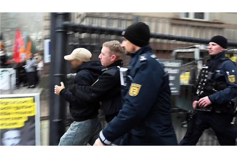 Bei dem Wahlkampf-Auftritt hatte der Demonstrant mehrfach «Brandmauer» gerufen. Polizisten nahmen ihn in Gewahrsam.