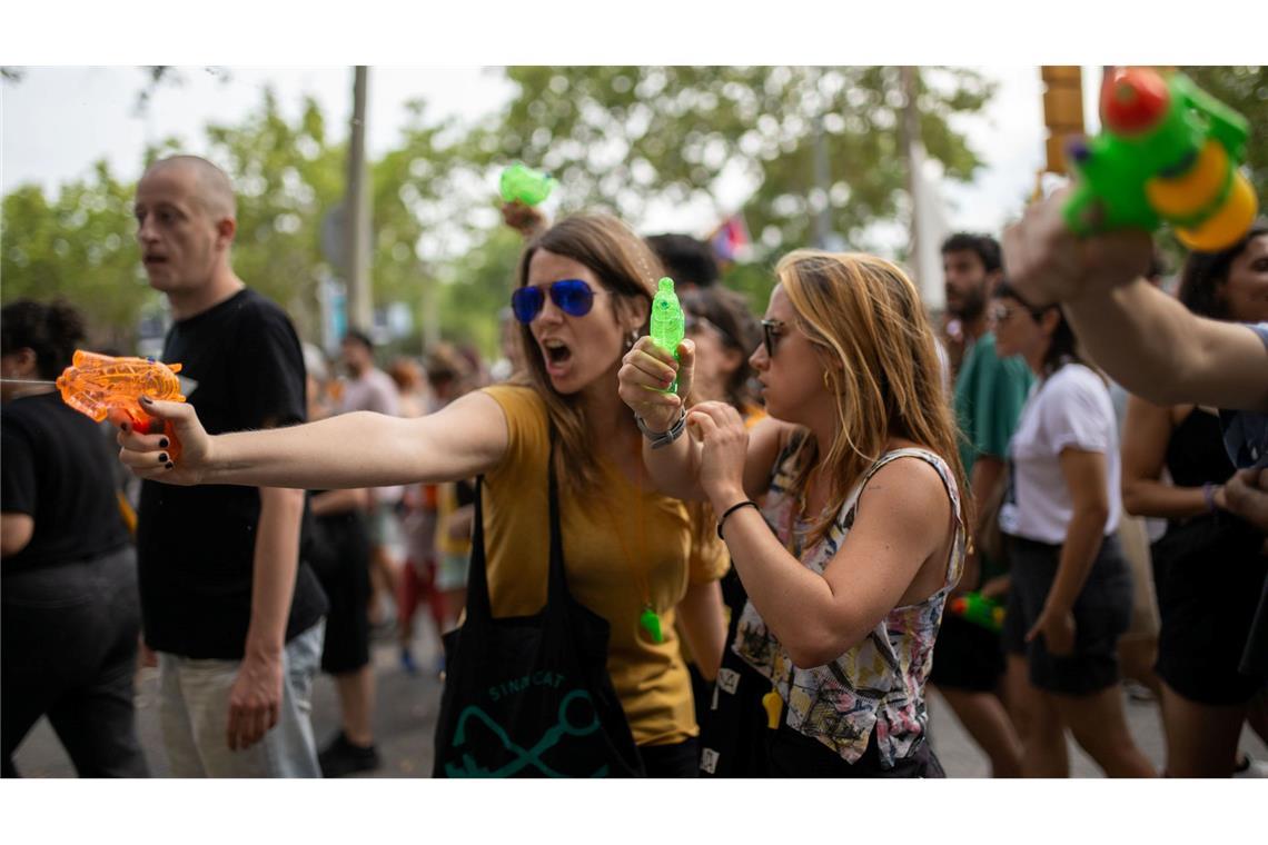 Bei den Protesten gibt es schon mal Spritzer aus Wasserpistolen. (Foto Archiv)