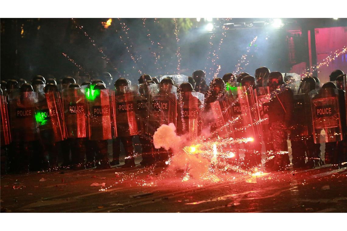 Bei den Protesten liefern sich Demonstranten und Polizei teilweise Straßenschlachten.