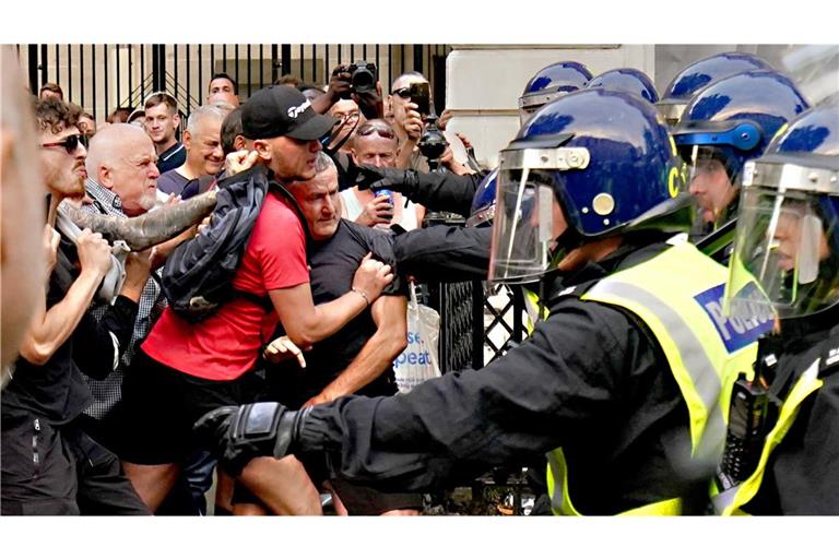 Bei den rechtsradikalen Krawallen wurden bislang 1400 Menschen festgenommen.