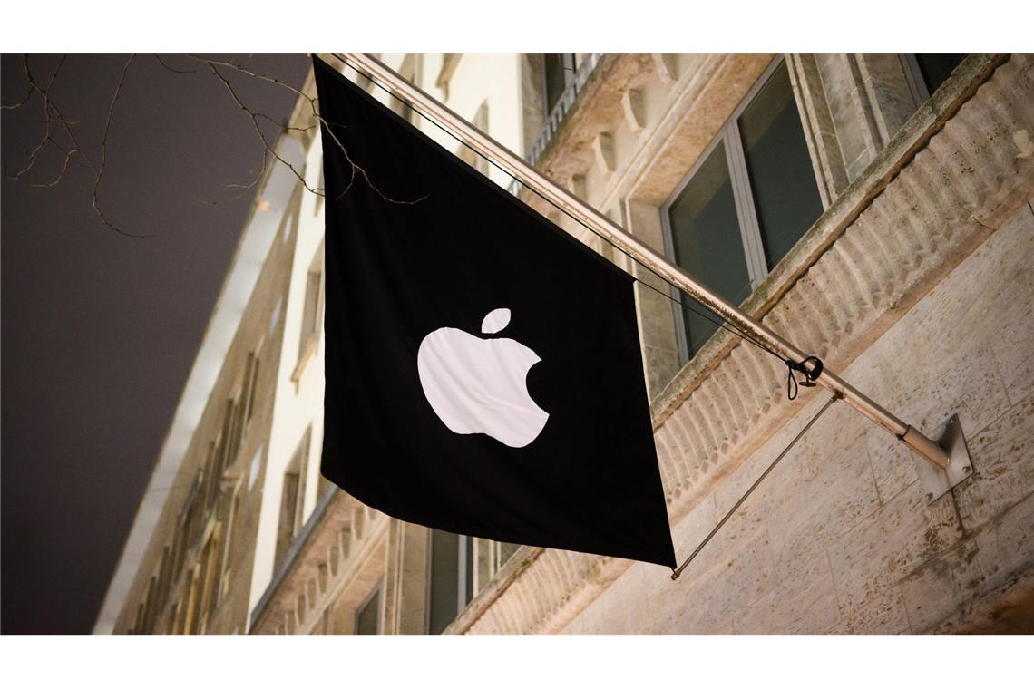 Bei den Vorwürfen gegen Apple geht es im Kern darum, dass der Konzern Nutzer an eigene Geräte dadurch binde, dass er Dienste anderer Unternehmen künstlich weniger attraktiv mache.
