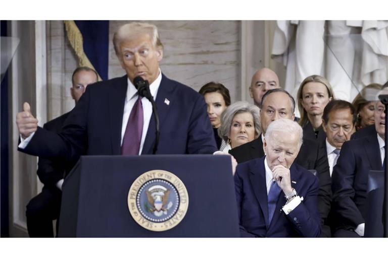 Bei der Amtseinführung des 47. Präsidenten Trump hört der ehemalige Präsident Biden in der Rotunde des Capitols zu, wie Trump spricht.