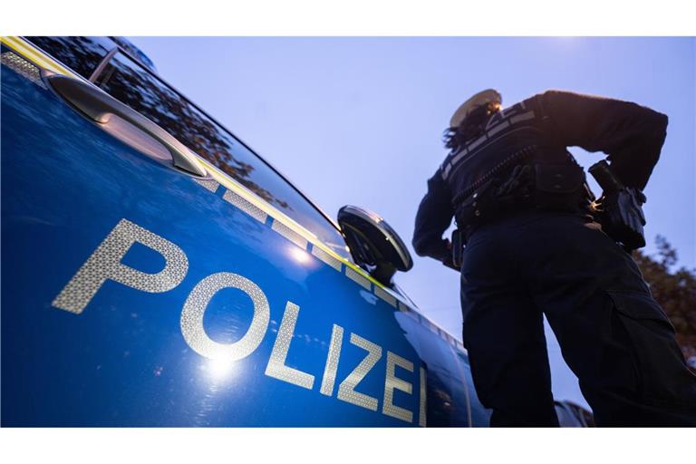 Bei der Attacke wurden zwei Polizeibeamte verletzt. (Symbolbild)