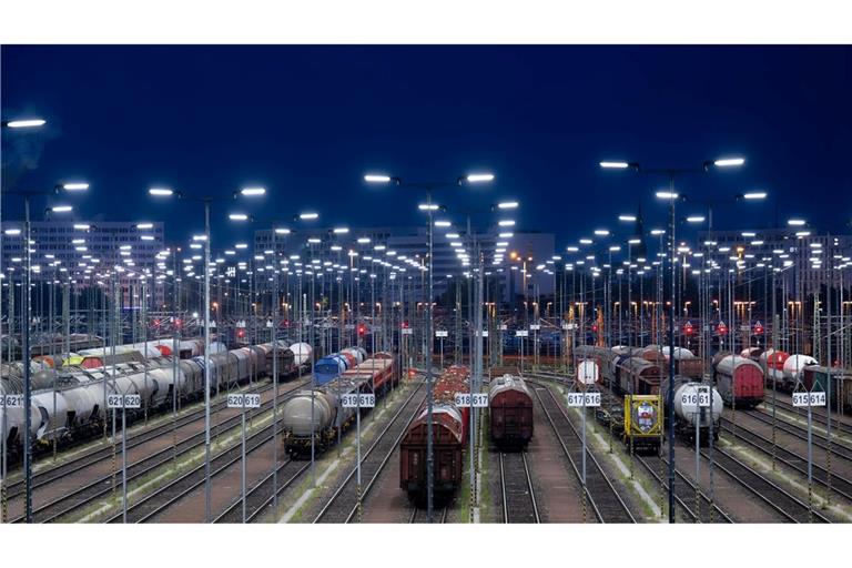 Bei der Bahn-Tochter DB Cargo fallen mehr Stellen weg als bisher angenommen. (Archivbild)